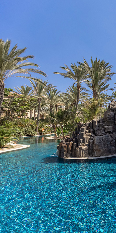  Ikonisches Bild der Springbrunnen des Flussbeckens im Lopesan Costa Meloneras Hotel, Resort & Spa auf Gran Canaria 